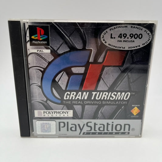 logo gran turismo in copertina ,grigio ,rosso e blu, sfondo battistrada gomma