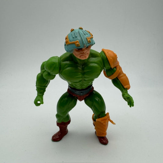 uomo con corpo verde, casco ed armatura arancione