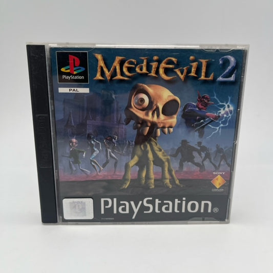 medievil 2 ps1 , teschio su mano in primo piano , dietro castello con daniel fortesque ed altri personaggi