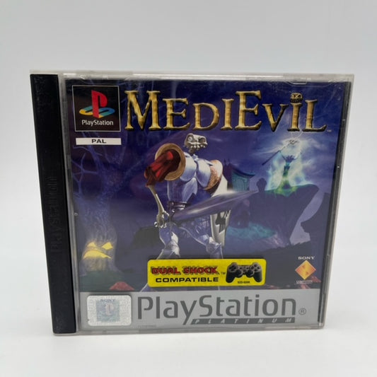 medievil, ps1, sir daniel fortesque in copertina con spada, sfondo lugubre con albero mostruoso e strega