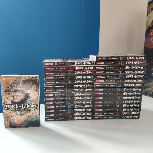 black clover manga, planet manga, yuki tabata, prima stampa volumi da 1-30, volumi con costa nera, scritta bianca e numeri colorati