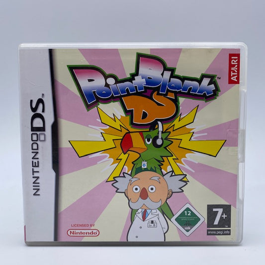 dottore con tucano verde su una spalla su sfondo rosa e beige