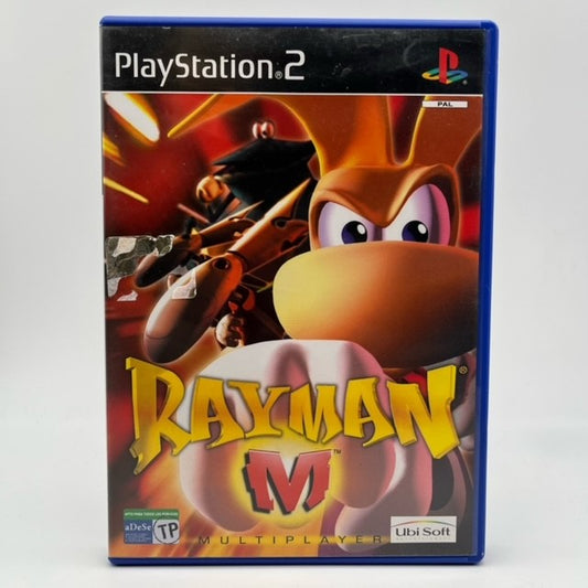 protagonista in primo piano mentre tira un pugno con co-protagonista alle spalle su sfondo rosso