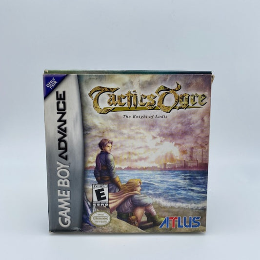 Scatola originale Nintendo GameBoy Advance Tactics Ogre The Knight of Lodis, con logo Atlus. cielo nuvoloso, città in sfondo, personagi a bordomare