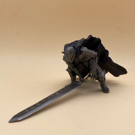 action figure berserk gatsu/guts con armatura berserker ed ammazzadraghi, nera e grigia
