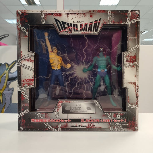 scatola sfondo con fulmini, catene , simil acciaio grigio,personaggi visibili, grigio,rosso