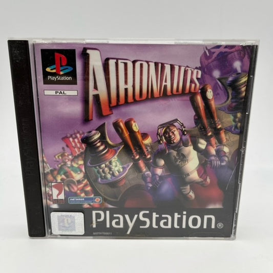 personaggio in tuta spaziale su sfondo edifici futuristici