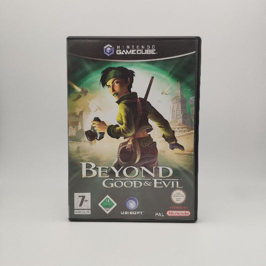 sfondo città verde e gialla, personaggio con macchina fotografica completo verde