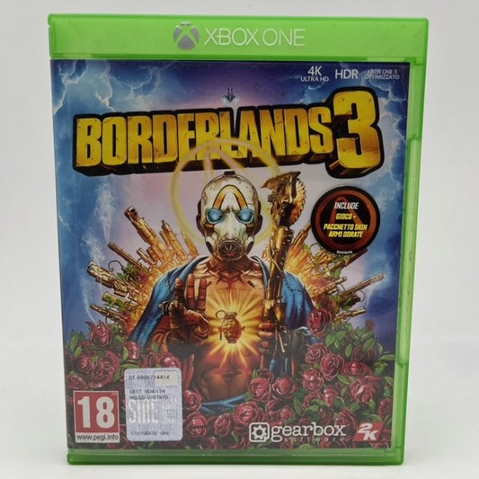 personaggio con maschera armi dorate su sfondo azzurro