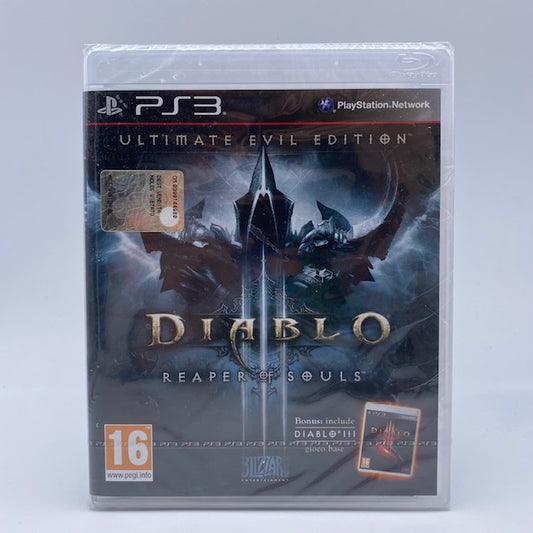 personaggio incappucciato con volto oscurato su sfondo lampi che illuminano il buio