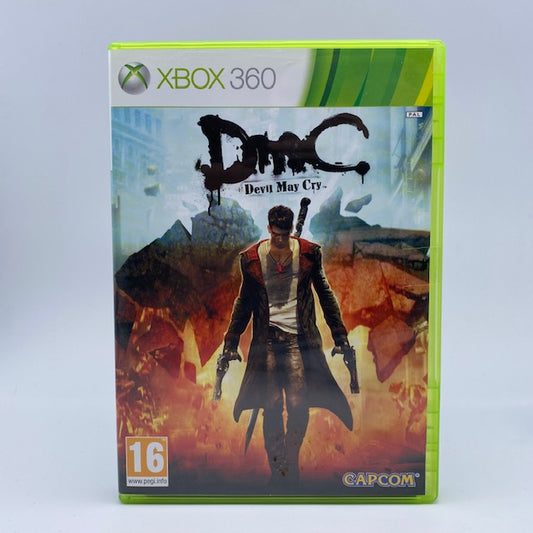 protagonista con due pistole in mano e spada sulla schiena con ali da demone