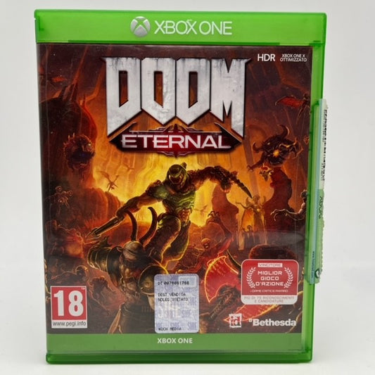 doom slayer con fucile a pompa e lama da braccio che combatte demoni su sfondo fuoco