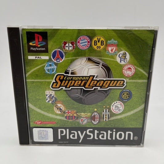 pallone da calcio con scudetti squadre europee su sfondo centro campo