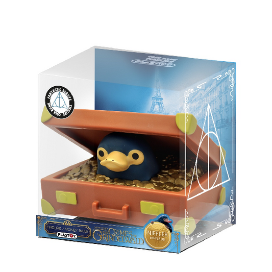 Salvadanaio confezionato a forma di valigetta aperta con personaggio snaso (niffler) dalla saga Animali Fantastici (Harry Potter). Colore marrone con personaggio blu.