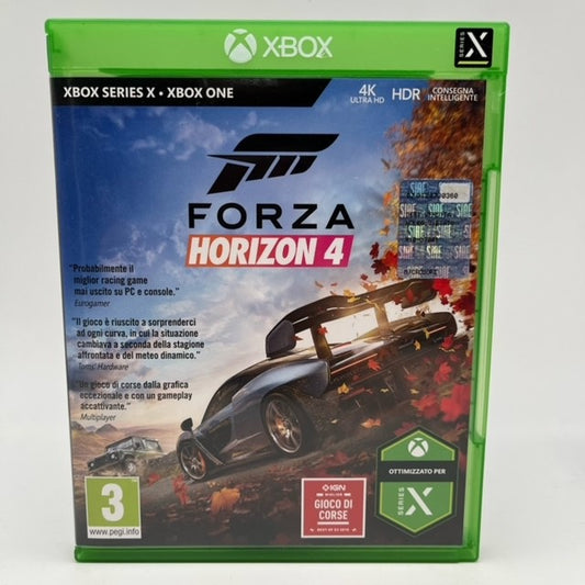 automobile su strada autunno foglie che cadono cielo leggermente nuvoloso