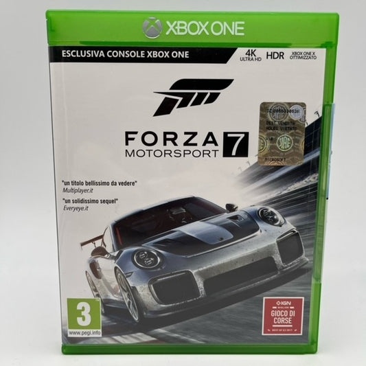 automobile porsche grigia e nera in movimento su asfalto su sfondo bianco