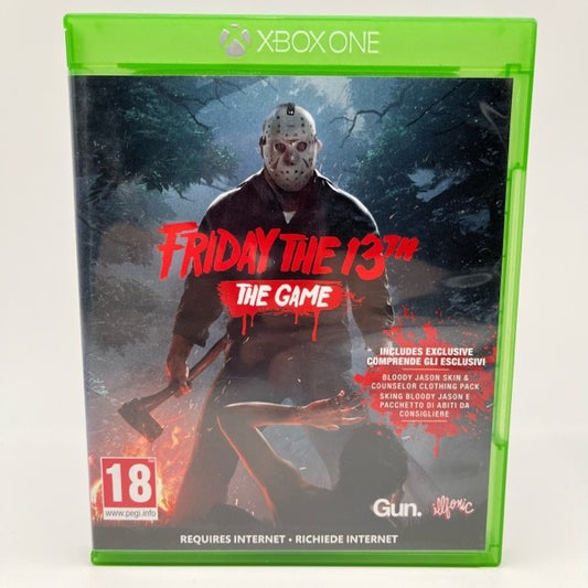 Jason con ascia in mano maschera da hockey donna sdraiata che cerca di difendersi alzando le mani sopra la testa