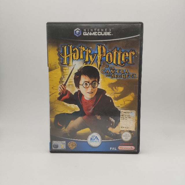 harry potter con bacchetta,sfondo giallo, divisa nera e rossa
