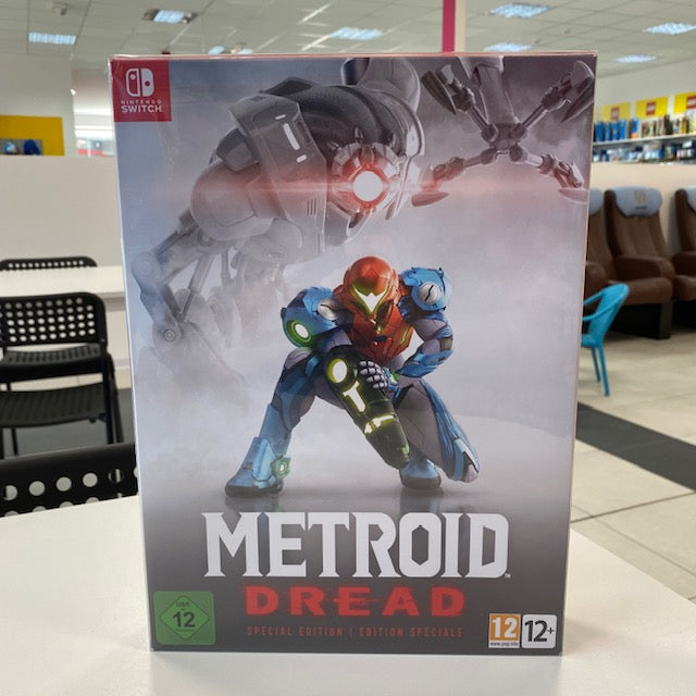 grigio, blu, rosso, samus in tuta blu e rossa inginocchiato e dietro di lui robot