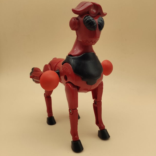 cavallo,rosso mattone e nero, lanciamissili a lato, occhi simil insetto