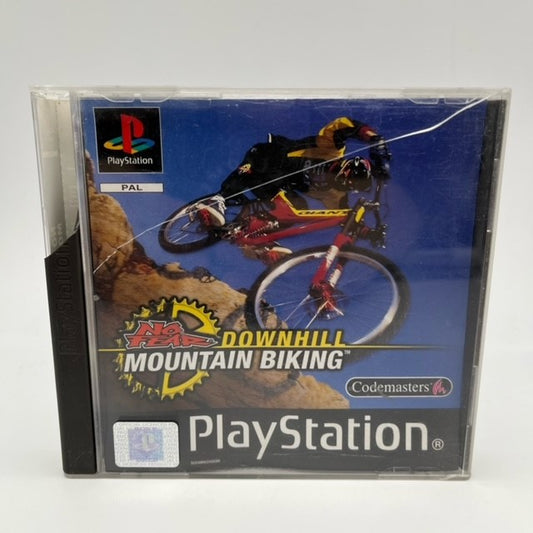 mountain bike in volo su sfondo montagna in discesa