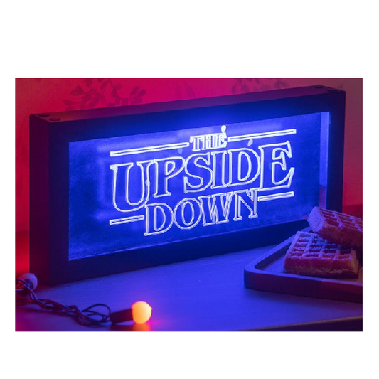 Lampada logo Stranger Things a doppio lato (Classico rosso e Sottosopra blu), alimentazione USB o batterie.