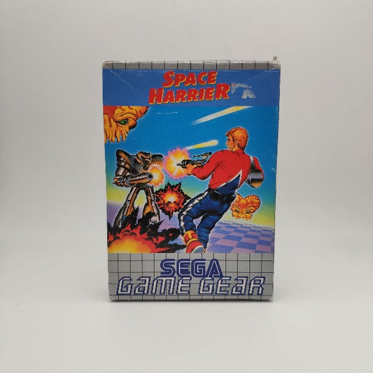 sfondo blu pavimetazione scacchiera blu e grigio, personaggio volante con arma e tuta blu e rossa che spara a robot