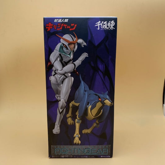 scatola blu e nera , persoanggio kyashan bianco e friender blu e marrone in posa da corsa