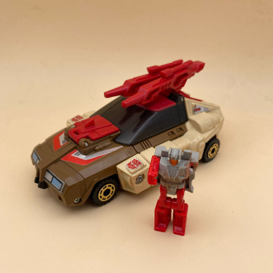 macchina rossa, coler crema e marrone, mini robot grigio e rosso