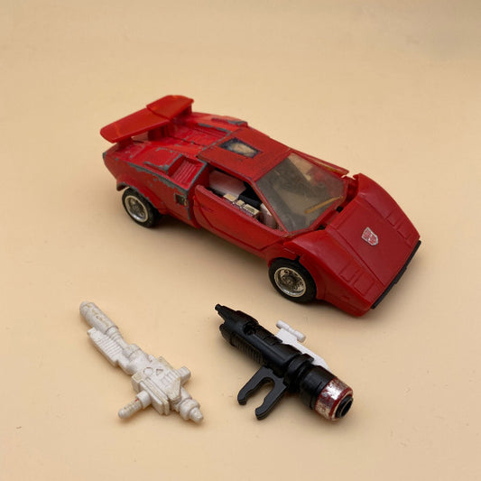 macchina rossa, arma bianca e nera