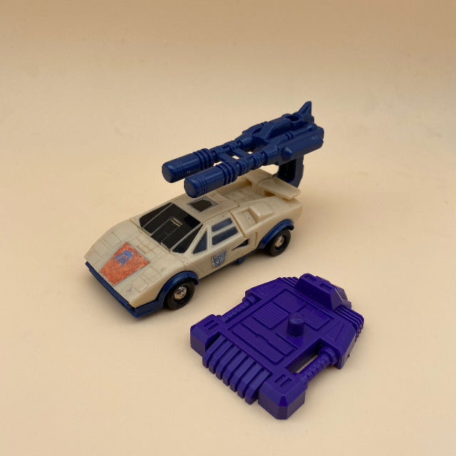 auto color marrone chiaro, arma blu