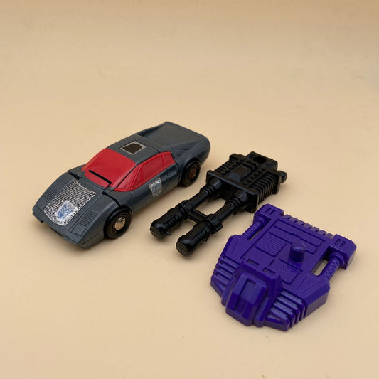 auto grigio e rosso, arma nera e pezzo viola