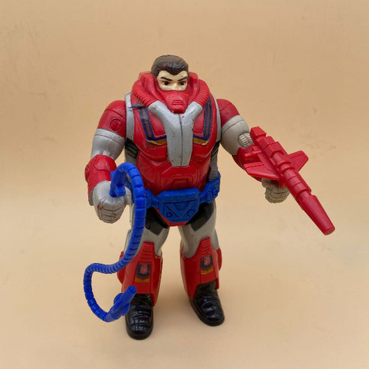 personaggio rosso e grigio, arma blu