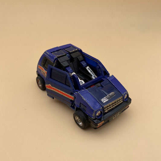 auto blu, striscia rossa