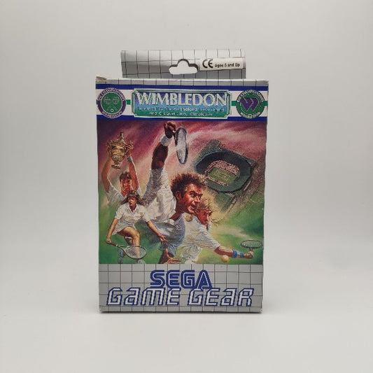 sfondo campo tennis verde e marrone, giocatori tennis in varie pose, scatola grigia e blu