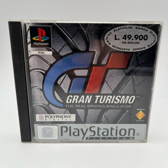 logo gran turismo in copertina ,grigio ,rosso e blu, sfondo battistrada gomma