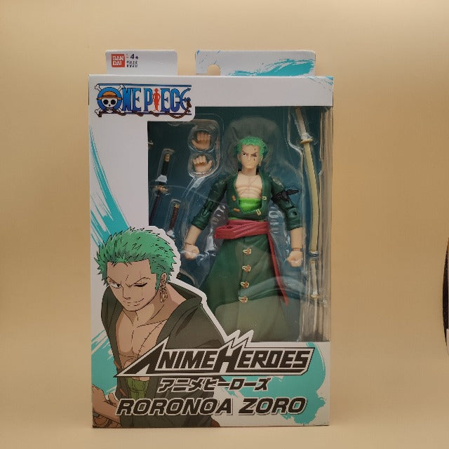 action figure zoro, personaggio costume e capelli verdi, scatol bianca e verde