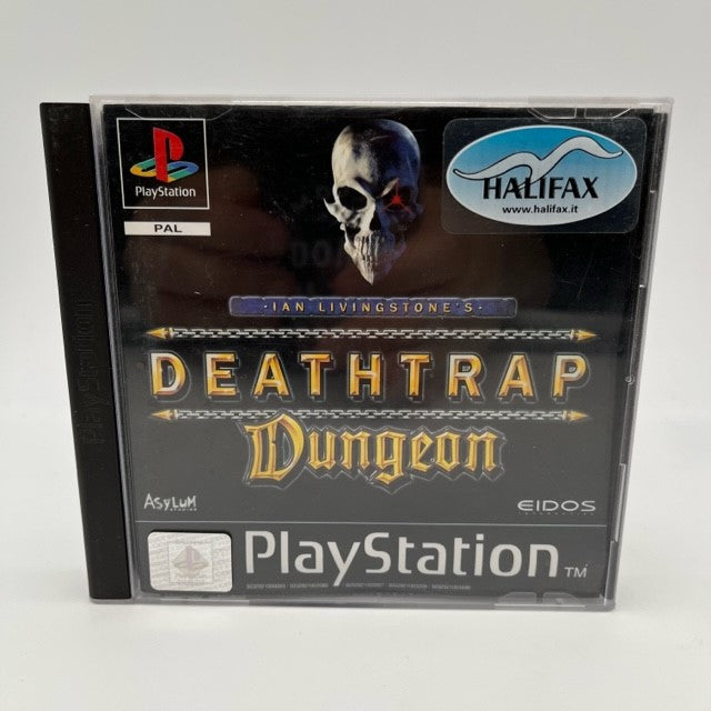 teschio con occhio sinistro rosso e logo Ian Livingstone's Deathtrap Dungeon su sfondo nero