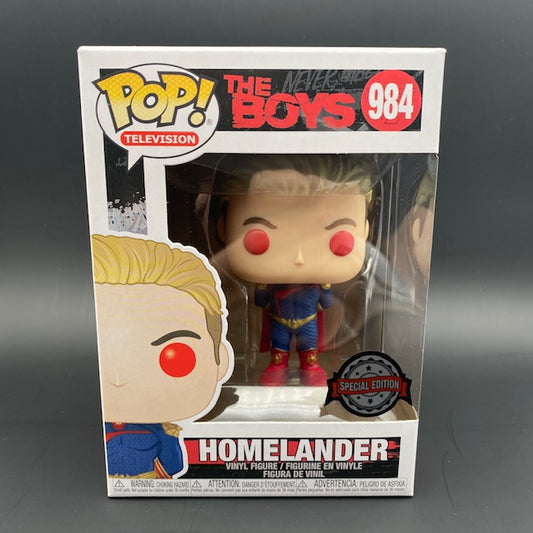 Statuina confezionata Funko Pop numero 984 del personaggio Homelander dalla serie TV The Boys. Versione Special Edition con occhi rossi.