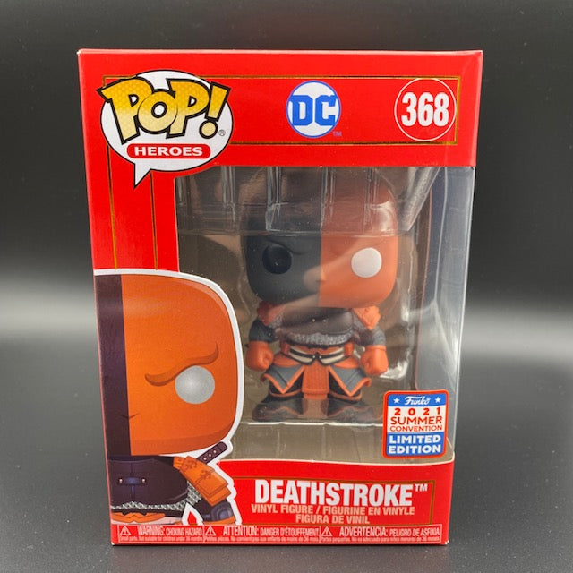 Statuina confezionata Funko Pop! del personaggio Deathstroke della DC Comics. Versione Limited Edition 2021 Summer Convention con scatola rossa.