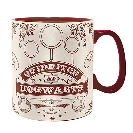 Tazza color beige con grafiche rosse ispirate ad harry potter con loghi Hogwarts e Quidditch.