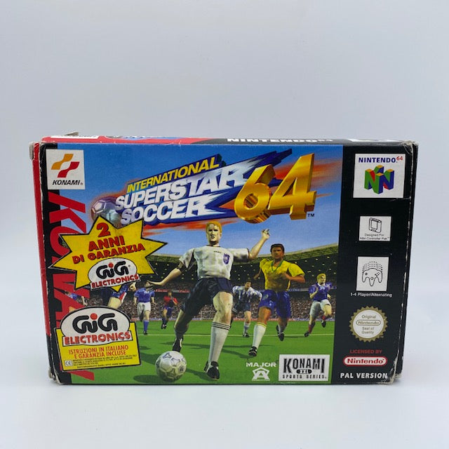International superstar soccer 64 , ISS64, videogioco calcistico per N64, versione GIG, PAL ITA, Konami, giocatori su campo da calcio, marchio gig 