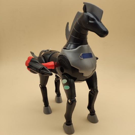 cavallo robot, nero e grigio, parti rosse, lanciamissili ai lati