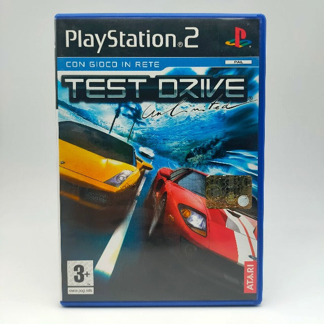Test Drive Unlimited PS2 Playstation 2 Atari Pal Ita, macchina rossa ed arancione in un testa a testa, paesaggio sfocato sullo sfondo