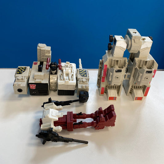 robot bianco e rosso mattone