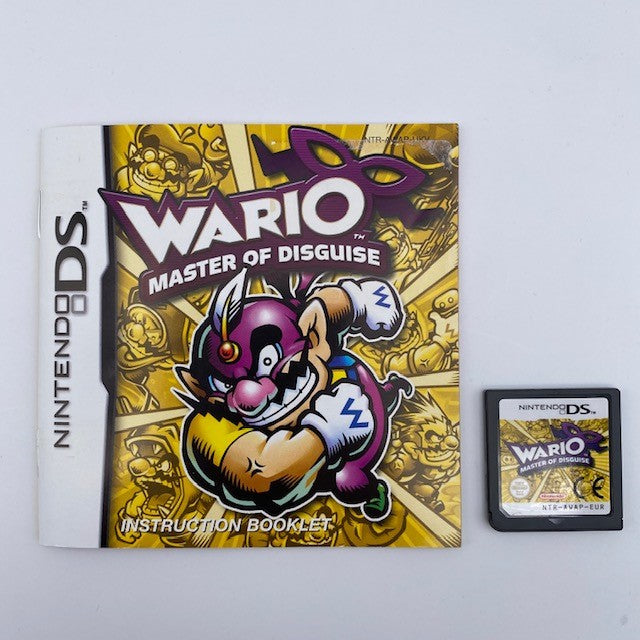 Wario in primo piano mentre esegue una spallata su sfondo dorato con i nemici del gioco